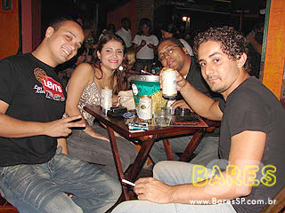 Noite animada no Esconderijo Bar Noite animada no Esconderijo Bar