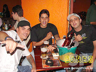 Noite animada no Esconderijo Bar Noite animada no Esconderijo Bar