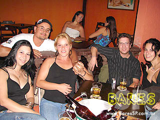 Noite animada no Esconderijo Bar Noite animada no Esconderijo Bar
