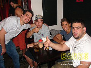 Noite animada no Gongo Bar Noite animada no Gongo Bar