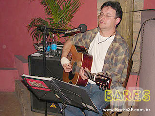Véspera de feriado no Garuda Bar Véspera de feriado no Garuda Bar