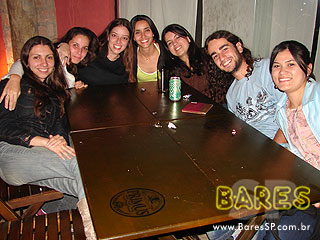 Véspera de feriado no Garuda Bar Véspera de feriado no Garuda Bar