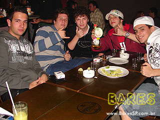 Véspera de feriado no Garuda Bar Véspera de feriado no Garuda Bar