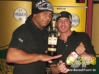 Véspera de feriado no Garuda Bar Véspera de feriado no Garuda Bar