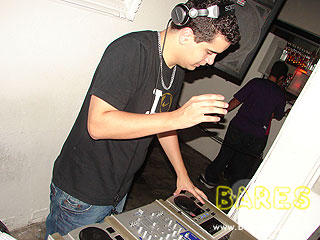 Tarde de Pagode e noite com Eletrônico no Pennélope Bar Tarde de Pagode e noite com Eletrônico no Pennélope Bar