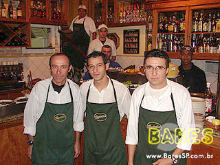 Drinks, gastronomia e diversão no bar Autêntico Drinks, gastronomia e diversão no bar Autêntico