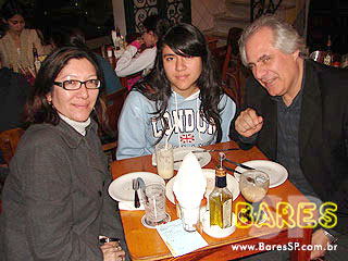 Drinks, gastronomia e diversão no bar Autêntico Drinks, gastronomia e diversão no bar Autêntico