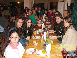 Drinks, gastronomia e diversão no bar Autêntico Drinks, gastronomia e diversão no bar Autêntico