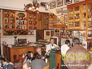 Drinks, gastronomia e diversão no bar Autêntico Drinks, gastronomia e diversão no bar Autêntico