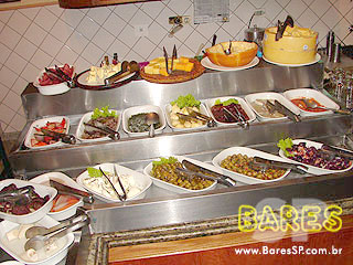 Drinks, gastronomia e diversão no bar Autêntico Drinks, gastronomia e diversão no bar Autêntico