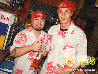 Banda Swing a Três se apresenta no Luau da Vila - Ação Blowtex Banda Swing a Três se apresenta no Luau da Vila - Ação Blowtex