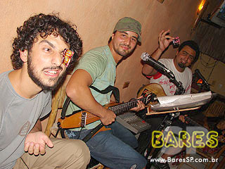 Banda Swing a Três se apresenta no Luau da Vila - Ação Blowtex Banda Swing a Três se apresenta no Luau da Vila - Ação Blowtex