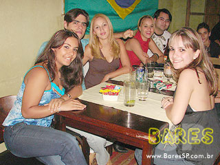 Véspera de feriado agitada no Bella Innocenti Véspera de feriado agitada no Bella Innocenti