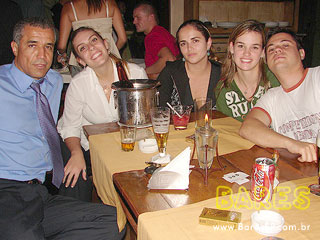 Véspera de feriado agitada no Bella Innocenti Véspera de feriado agitada no Bella Innocenti