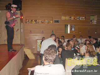 Segunda com apresentação teatral no Consulado da Cachaça Segunda com apresentação teatral no Consulado da Cachaça