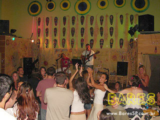 Sábado a noite no Consulado da Cachaça Sábado a noite no Consulado da Cachaça