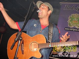 Cantor Rodrigo Sá no Mary Jane Bar Cantor Rodrigo Sá no Mary Jane Bar