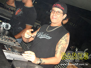 Cantor Rodrigo Sá no Mary Jane Bar Cantor Rodrigo Sá no Mary Jane Bar