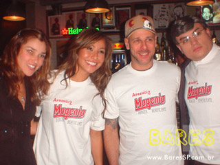 Sabrina Sato, Merchan Neves e Bola no Magenta Sabrina Sato, Merchan Neves e Bola no Magenta