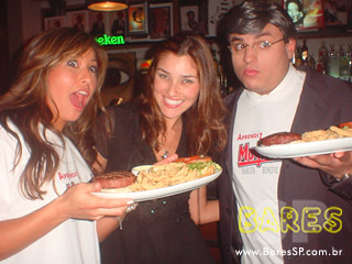 Sabrina Sato, Merchan Neves e Bola no Magenta Sabrina Sato, Merchan Neves e Bola no Magenta