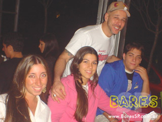 Sabrina Sato, Merchan Neves e Bola no Magenta Sabrina Sato, Merchan Neves e Bola no Magenta