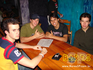 Pop rock e clássicos marcaram noite do Aloha Bar Pop rock e clássicos marcaram noite do Aloha Bar