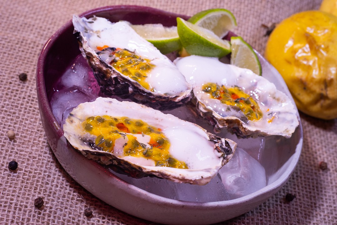 trio de ostras ao vinagrete de maracujá e espuma de gengibre