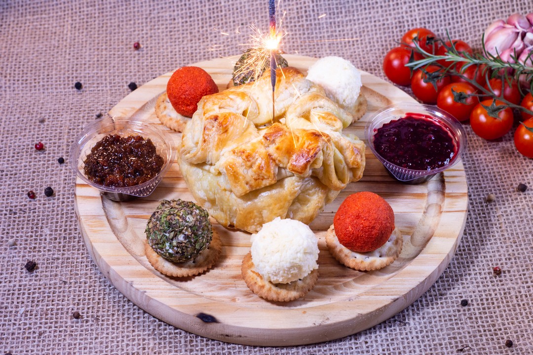 bolo de brie folhado, com cobertura de geléia e brigadeiro de queijo