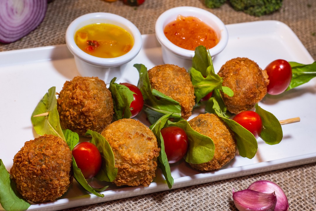 bolinho de costela cremosa com rúcula