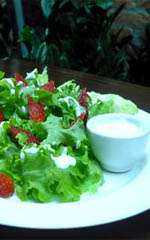 Salada com morangos e iogurte BaresSP Salada com morangos e iogurte.jpg